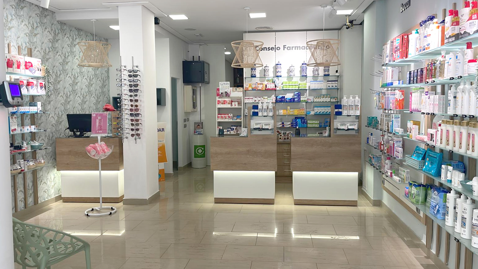 Farmacia Andrea Úbeda en Castellón mostradores